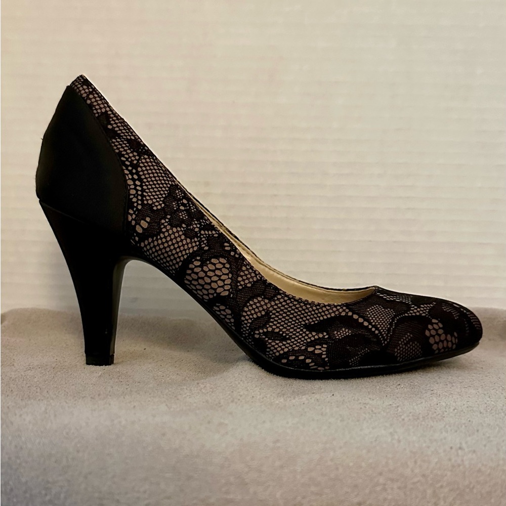 Naturalizer Black and Tan Heels with Lace Overlay